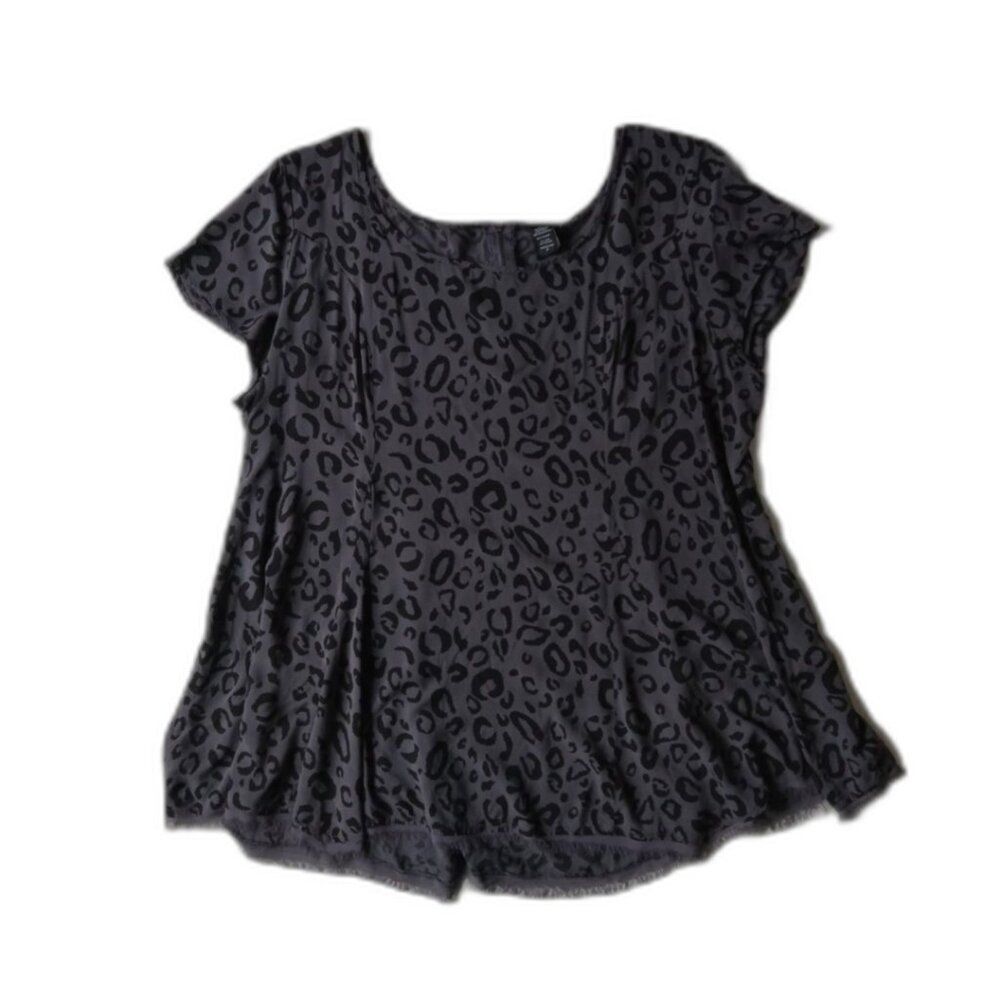 Torrid Gray and Black Animal Print Cap Sleeve Fringed Hem Blouse Women's Size 2